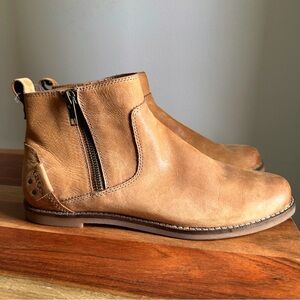 Taos Footwear Tan Ankle Boots